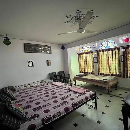 Nukkad Guest House Near Lake Pichola-2